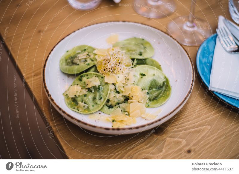 Teller mit frischer hausgemachter italienischer Pasta und Ricotta-Käse Hintergrund Champignon Nahaufnahme gekocht Essen zubereiten cremig Küche lecker