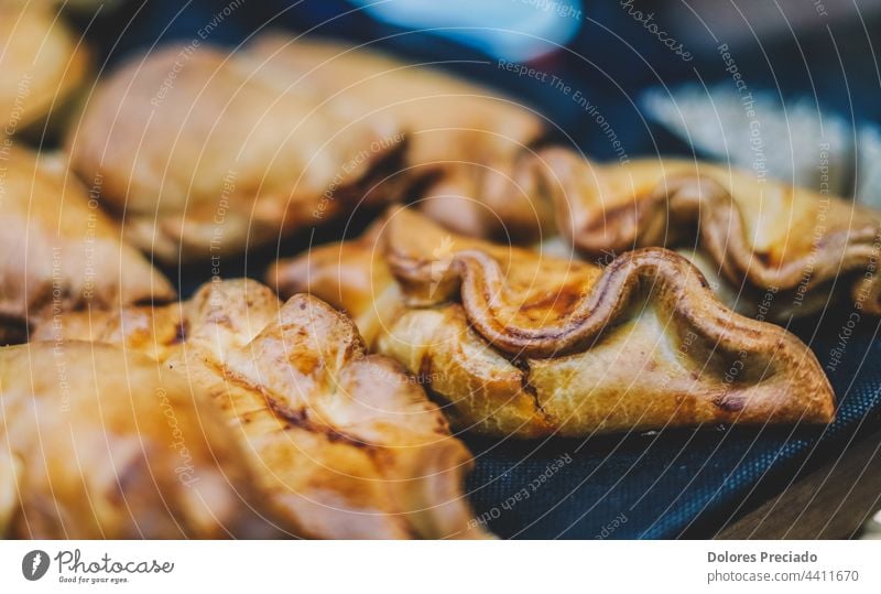 Gebackene argentinische Fleisch-Empanadas, verzehrfertig Amerikaner Amuse-Gueule Argentin Hintergrund gebacken Bäckerei borek Frühstück Hähnchen gekocht Küche