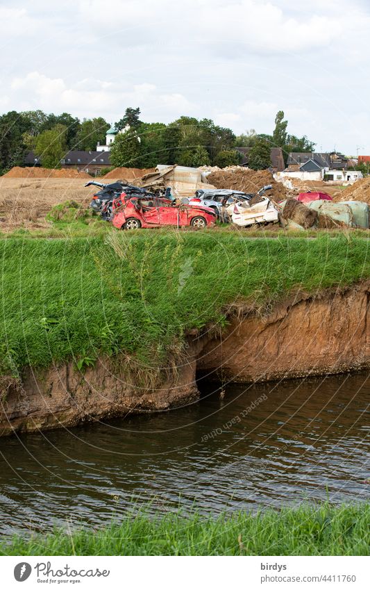 Nach der Flutkatastrophe in Erftstadt - Blessem , zerstörte Autos und Bauschutt am Ufer der Erft Zerstörung Hochwasser Fluss Autowracks Katastrophe