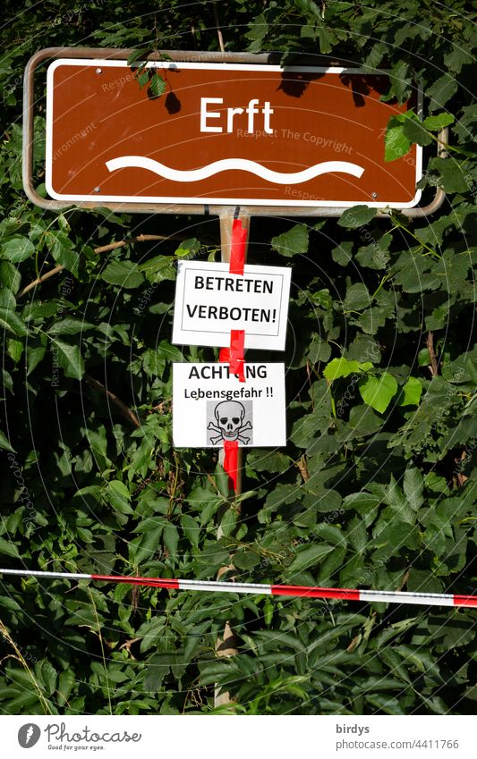 Warnhinweis an einer Brücke der Erft nach der Flutkatastrophe in Erftstadt - Blessem wo ein Hochwasser der Erft ,  verheerende Schäden angerichtet hat