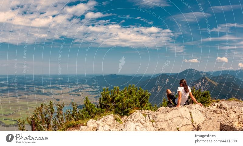 Männlicher Tourist mit Blick auf die spektakulären bayerischen Berge und den Kochelsee. Wandern auf Berg Herzogstand in den bayerischen Alpen aktiv erwachsener