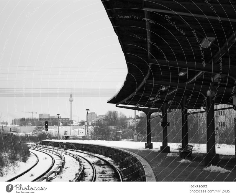 Wintertag am Ostkreuz Bahnsteig A (s/w) Bahnhof S-Bahn Friedrichshain Berlin S-Bahnhof Himmel Berliner Fernsehturm S-Bahn Station authentisch Nostalgie Gleise