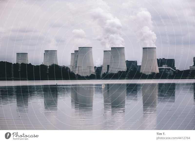 Kühlteich mit Kraftwerk Lausitz Jänschwalde Himmel Landschaft Wolken Außenaufnahme Farbfoto Menschenleer Umwelt Horizont Textfreiraum oben Natur Tag Kühlturm