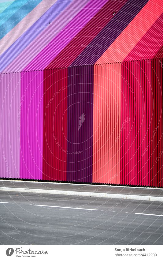 Bunte Fassadenverkleidung an einem Haus neben der Straße Hausfassade Front Dach bunt farbenfroh Kindergarten Schule Stadt städtisch Außenaufnahme Gebäude