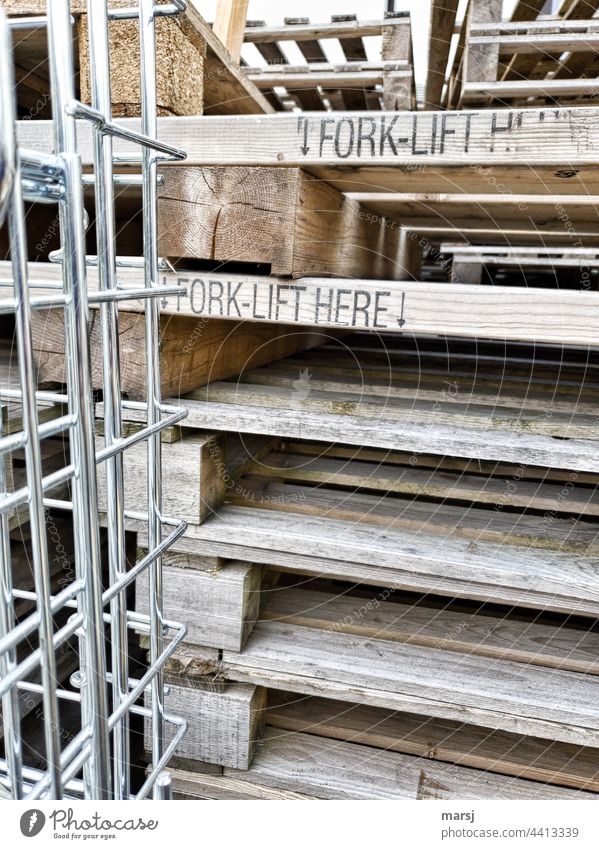 Ordnung im Chaos | Wenigstens kann man bei diesem Pallettenstapel von vorne einfädeln. Ladezone Verpackung Gitterbox Güterverkehr & Logistik Stapel Arbeitsplatz