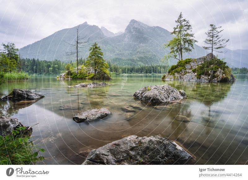 Hintersee mit Spiegelung der Watzmanngipfel. Ramsau Berchtesgaden Bayern, Deutschland, Europa See hintersee Natur Alpen Berge u. Gebirge Himmel