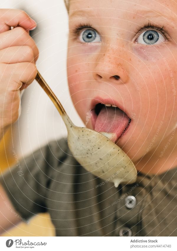 Kind mit Löffel isst Cremesuppe essen lutschen Mittagessen Sahne Suppe Junge Mahlzeit Lebensmittel heimwärts Speise geschmackvoll Küche niedlich lecker