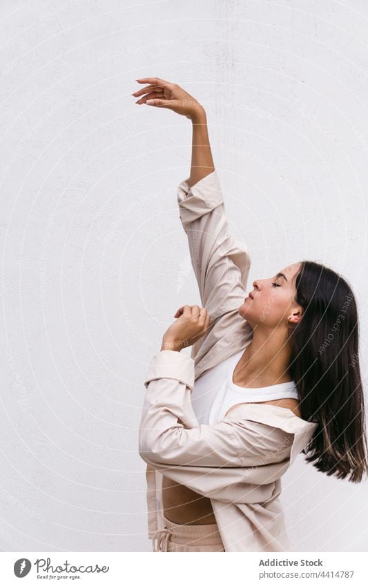 Stilvolle Frau tanzt auf der Straße in der Nähe der Mauer Tänzer Talent sich[Akk] bewegen Tanzen Großstadt Choreographie urban Wand beweglich Anmut Fähigkeit