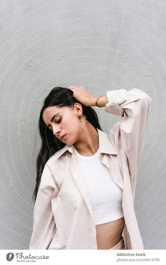 Stilvolle Frau posiert auf der Straße in der Nähe der Mauer posierend Tänzer Talent sich[Akk] bewegen Tanzen Großstadt Choreographie urban Wand beweglich Anmut