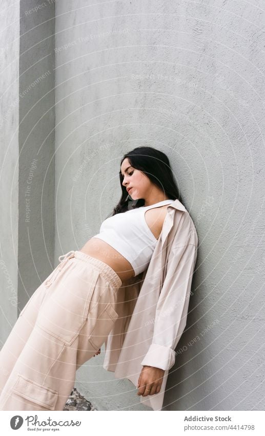 Coole Frau tanzt in der Nähe der Mauer in der Stadt Tanzen urban Tänzer Talent Backend Stil cool sich[Akk] bewegen Großstadt Choreographie Straße Wand beweglich