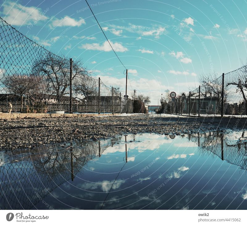 Seenlandschaft Kleingartenkolonie Weg Zaun Parzellen Maschendrahtzaun Horizont Himmel Wolken Idylle Pfütze Wasser Wasserspiegelung Reflexion & Spiegelung