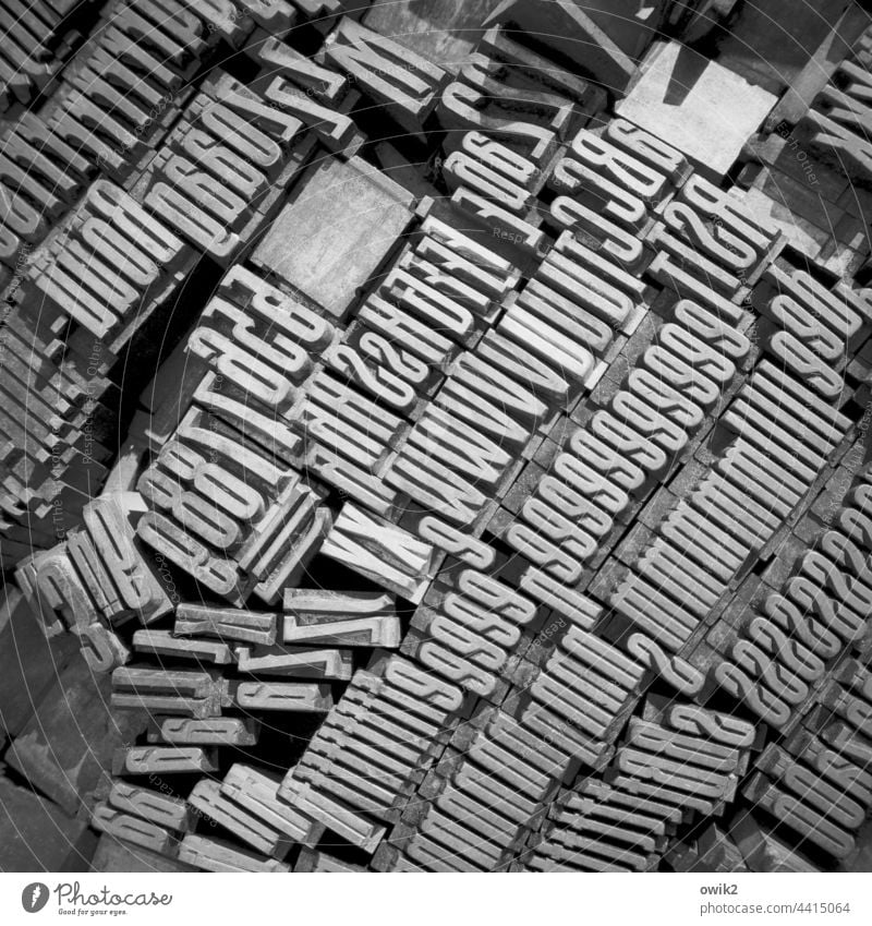 Brainstorming Medienbranche Buchstaben Werkzeug Drucklettern Ziffern & Zahlen Druckerei Mittelstand viele Zeichen Handwerk komplex Drucktechnik Ordnung