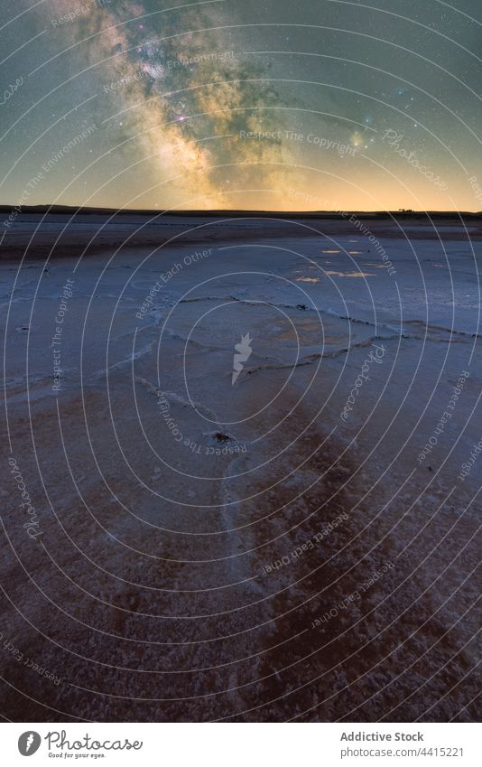 Blick auf den nächtlichen Sternenhimmel über der trockenen Salzlagune Nacht Himmel sternenklar Milchstrasse Landschaft Galaxie glühen Weltall spektakulär Licht