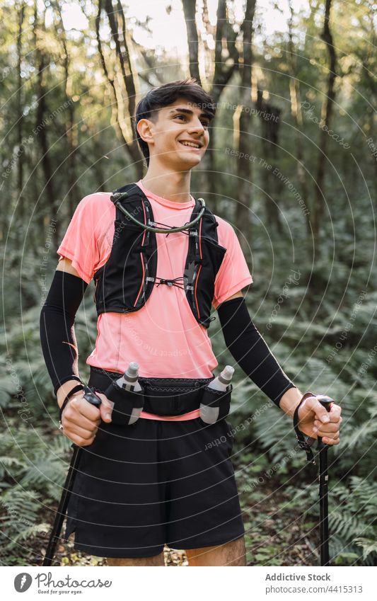 Mann wandert im Wald und schaut weg Reisender Wanderung Trekking Mast Dschungel Wälder Treppe reisen männlich erkunden Stein Spaziergang Treppenhaus Abenteuer