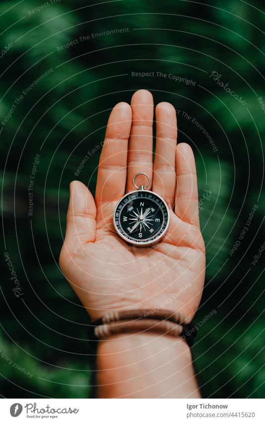 Hand mit Kompass gegen tropischen Wald Dschungel Terrain. POV Reisen Konzept Hintergrund Person Sport altehrwürdig Sommer Mann Natur Technik & Technologie