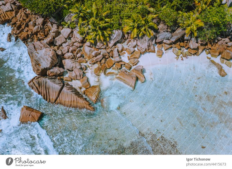 Seychellen. Luftaufnahme des paradiesischen Strandes Anse Cocos auf der Insel La Digue mit klarem, türkisfarbenem Meer und surrealen Granitfelsen Antenne MEER