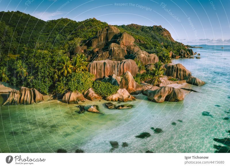 Anse Source D argent schöner berühmter Strand auf der Insel La Digue, Seychellen. Luftaufnahme mit Drohne von oben Dröhnen Quelle anse Antenne tropisch Smaragd