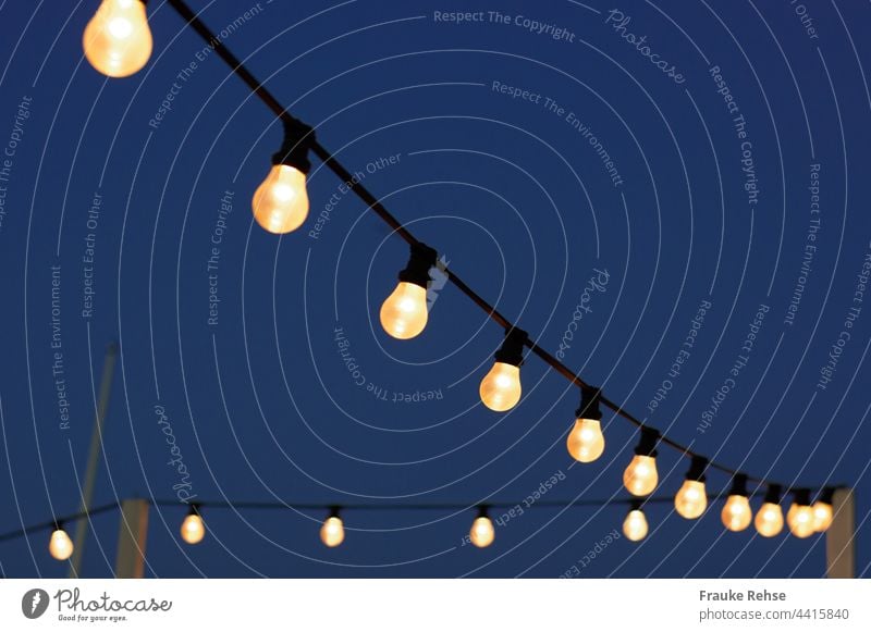 Glühbirnen am Nachthimmel Fest Beleuchtung leuchten Birne hell erleuchtet Party feiern beleuchten Lichterkette Feste & Feiern Dekoration & Verzierung