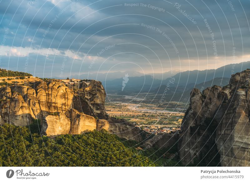 Sonnenuntergang Berge Landschaft und dunkle Wolken in Meteora, Griechenland Berge u. Gebirge Abend Abenddämmerung kalambaka