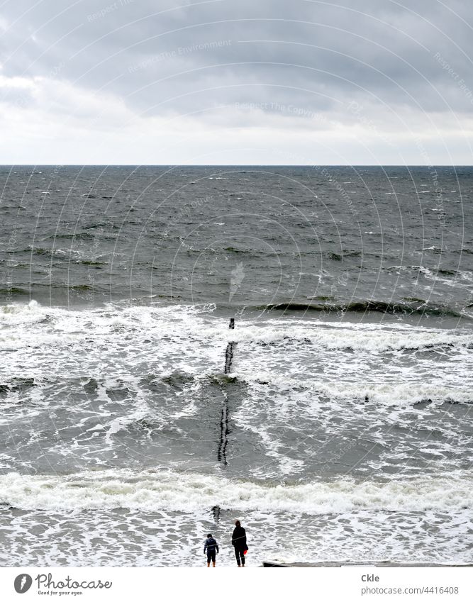 Aussicht aufs Meer Himmel Wolken Horizont Gischt Buhne Wellen Beobachter Strandläufer Wasser Küste Ostsee Brandung Landschaft Wellengang