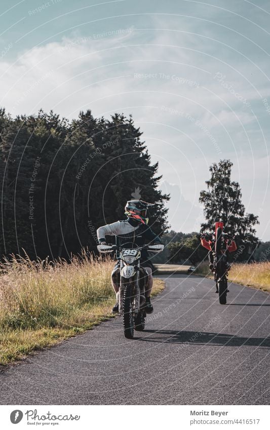 Motorrad im Spätsommer Motorsport Motorradfahren Wheelie Tag Tageslicht Sommer