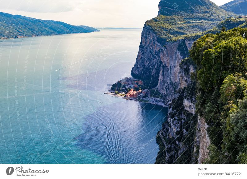 Blick auf den Gardasee von Tremosine aus Gardesana Straße Feiertag italienische Stadt Italien mediterran Erholung Ansicht Textfreiraum Feiertage Italienisch See