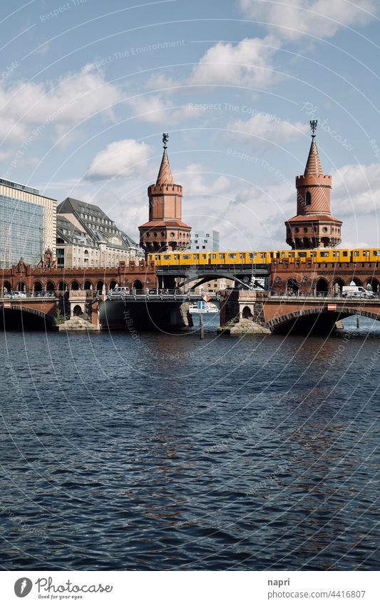 Ein ganz gewöhnlicher Dienstagnachmittag auf der Oberbaumbrücke Berlin Kreuzberg Friedrichshain Verkehr Stadtleben Alltag urban typisch berlin Spree Fluss