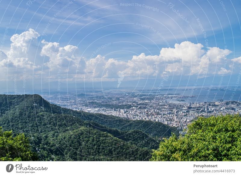 Rio de Janeiro. Brasilien. Blick auf die Stadt vom Berg Corcovado. Der Berg Corcovado bietet einen herrlichen Blick auf die Stadt Rio de Janeiro. Bucht