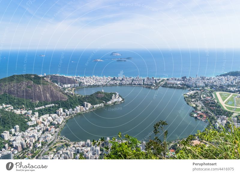 Rio de Janeiro. Brasilien. Blick auf die Stadt vom Berg Corcovado. Bucht Großstadt Berge u. Gebirge Stadtbild Wahrzeichen Südamerika MEER reisen Boot