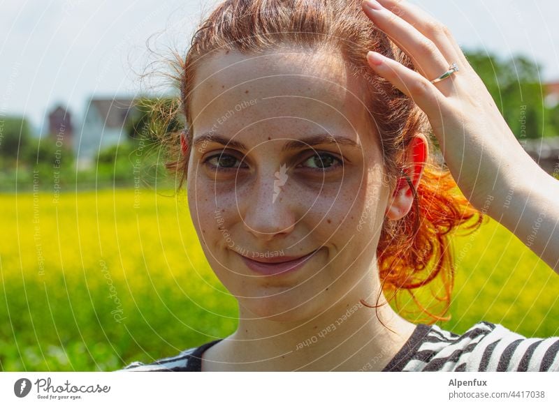 Fe Junge Frau feminin Porträt Jugendliche Farbfoto schön Mensch Gesicht Tag Haare & Frisuren Blick in die Kamera Außenaufnahme Schwache Tiefenschärfe