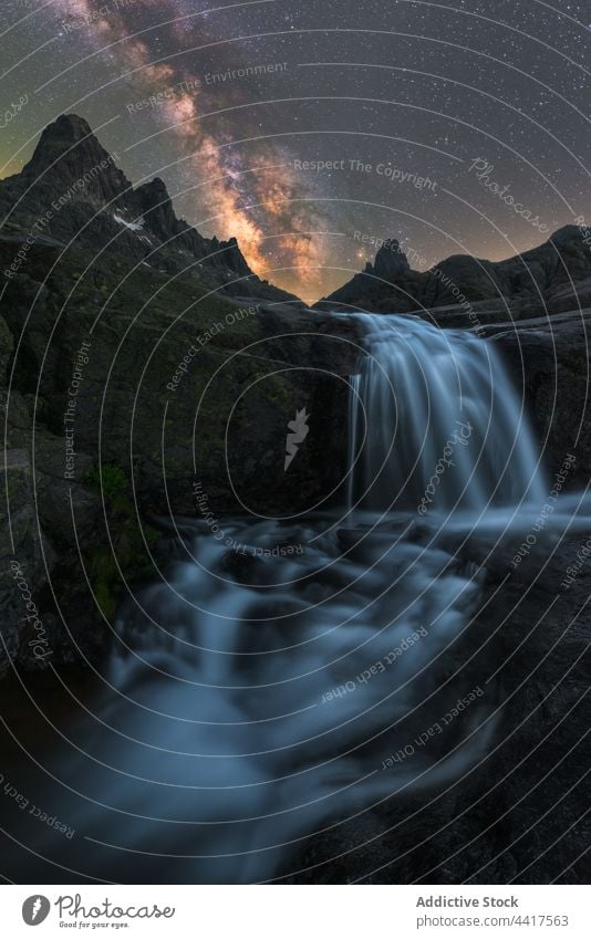 Wasserfall unter Sternenhimmel mit Milchstraße Milchstrasse Nacht wild sternenklar felsig Landschaft Natur rau Umwelt Himmel malerisch Felsen Berge u. Gebirge