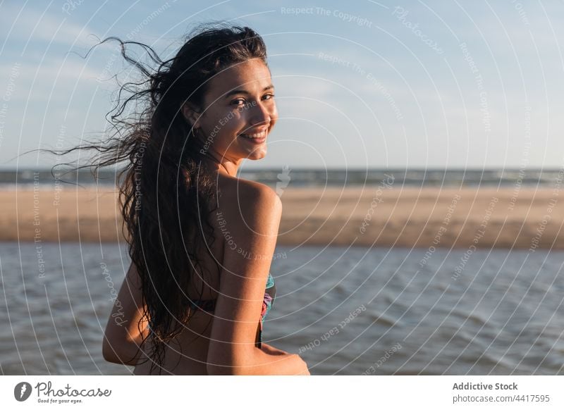 Frau im Badeanzug am Meeresufer im Sommer Strand MEER Urlaub genießen Feiertag heiter Badebekleidung Sommerzeit Sonnenlicht sonnig Küste Ufer nass Wasser