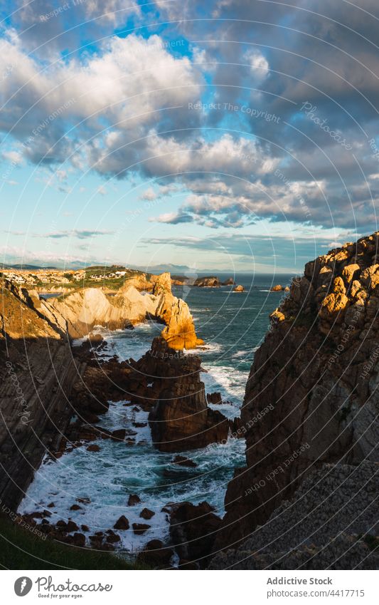 Felsenküste am Meer bei Sonnenschein MEER Küste felsig Ufer winken Landschaft Küstenlinie Meeresufer Seeküste rau Sonnenlicht malerisch Spanien Kantabrien