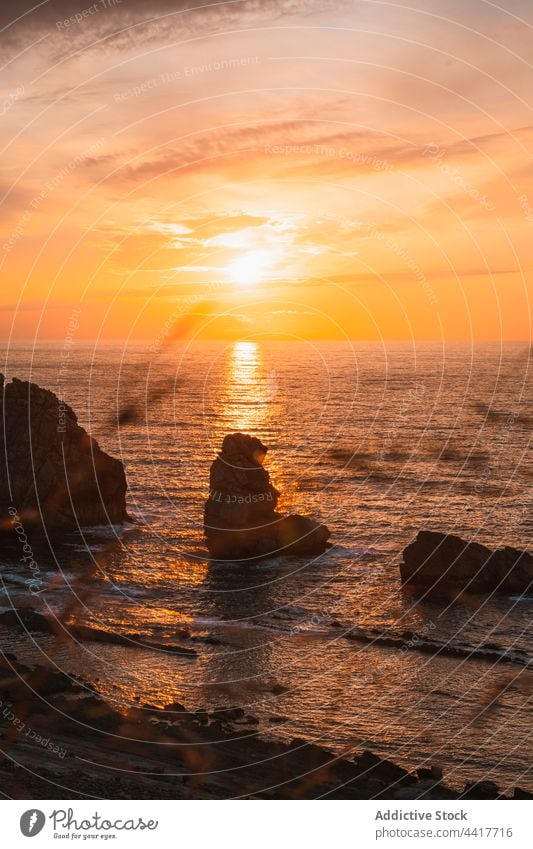 Malerischer Sonnenuntergang über wogendem Meer MEER Abend Felsen Meeresufer friedlich Küste winken Natur Meereslandschaft malerisch Landschaft Harmonie Spanien