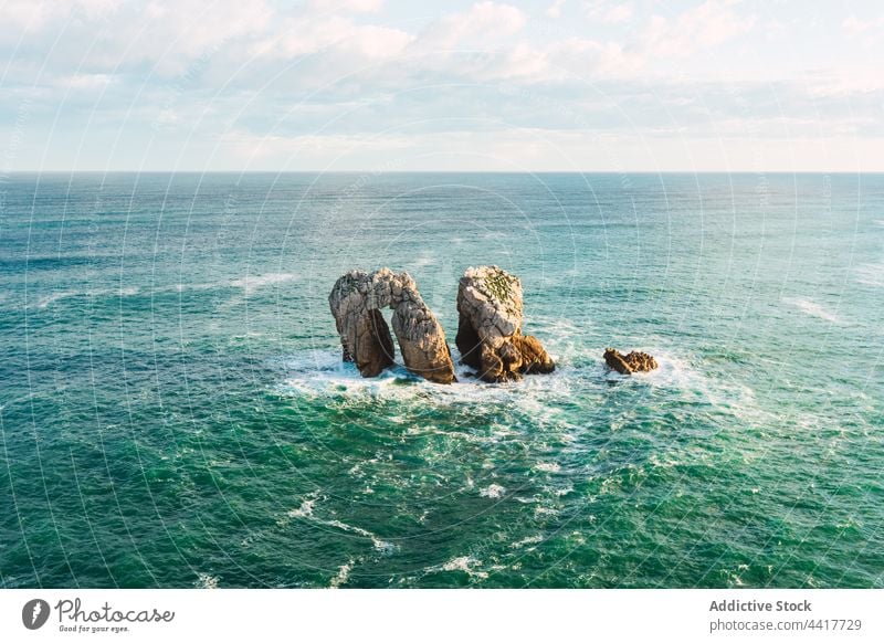 Felsformationen im kräuselnden Meer MEER Felsen Formation Meereslandschaft Natur Klippe türkis Stein Rippeln Wasser Spanien liencres Kantabrien felsig malerisch