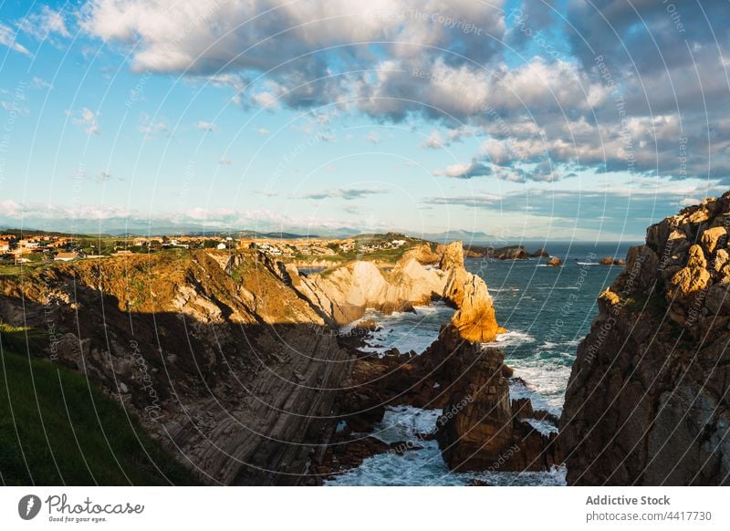 Felsenküste am Meer bei Sonnenschein MEER Küste felsig Ufer winken Landschaft Küstenlinie Meeresufer Seeküste rau Sonnenlicht malerisch Spanien Kantabrien