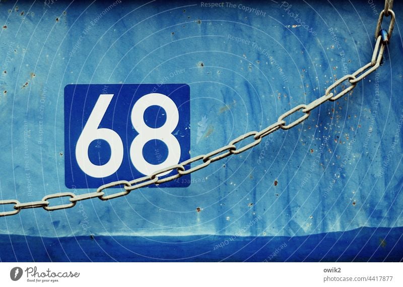 O Freedom Zahl Jahreszahl Assoziation blau Zahlen und Ziffern Blech Schuttcontainer Befestigung Kette Farbe weiß Schlieren Farbspuren Schilder & Markierungen