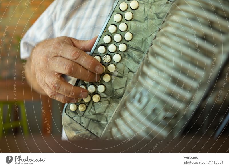 Alter Mann spielt Mundharmonika-Orgel Instrument Musik Organ Musiker Keyboard spielen Klavier Klassik Konzert Musical Hand schwarz Spieler weiß Pianist Person