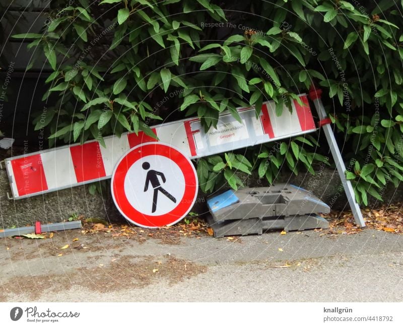 Nach dem Hochwasser Verkehrszeichen Schilder & Markierungen Hinweisschild Warnschild Außenaufnahme Farbfoto Verkehrswege Verkehrsschild Sicherheit Tag