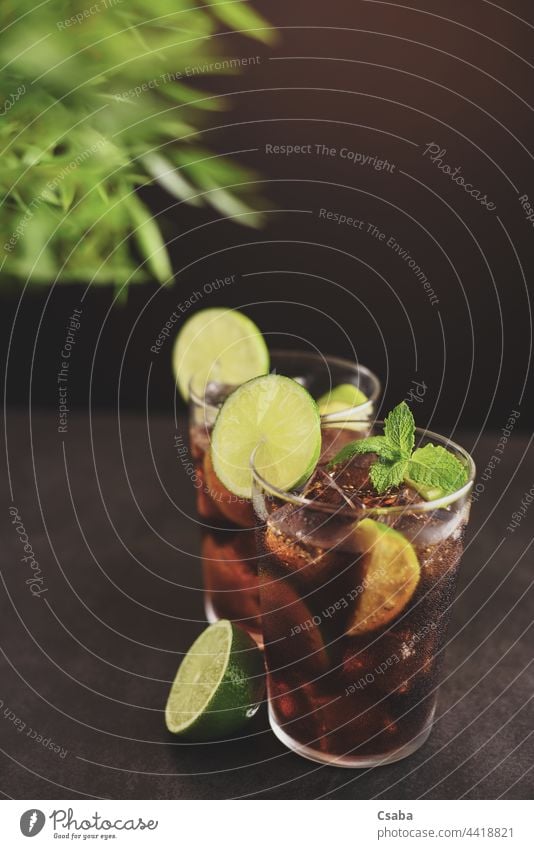 Cuba Libre-Cocktail. Alkoholisches Getränk mit Cola, Rum, Limette und Minze. Cuba Libre oder Long Island Eistee-Cocktail. Kuba Libre libre trinken alkoholisch