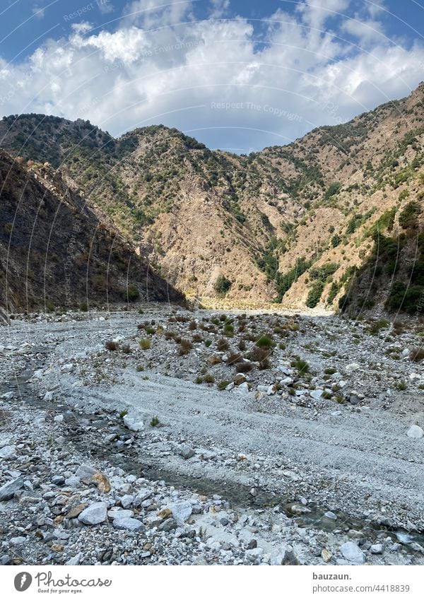 wadi. Wadi Fluss Flußbett Berge u. Gebirge Steine Landschaft Natur Außenaufnahme Menschenleer Farbfoto Tag Felsen Wasser Schlucht Umwelt Bach natürlich