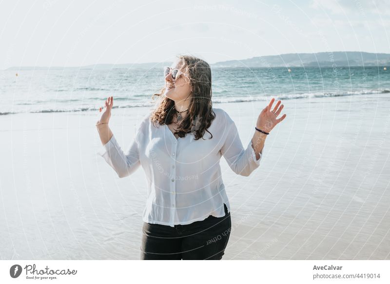 Glückliche junge Frau lachend und lächelnd am Strand an einem Sommertag, genießen Sie den Urlaub, Konzept der Freundschaft genießen die Outdoor Fröhlichkeit