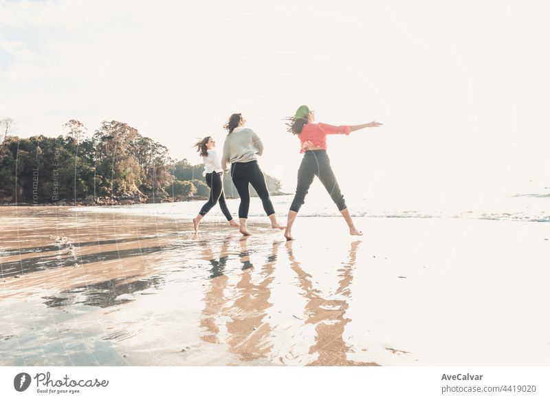 Glückliche Frauen Freunde läuft am Meer Strand während eines hellen Tages, Freunde glücklich entspannen, Spaß zu spielen am Strand in der Nähe von Meer, wenn Sonnenuntergang am Abend.