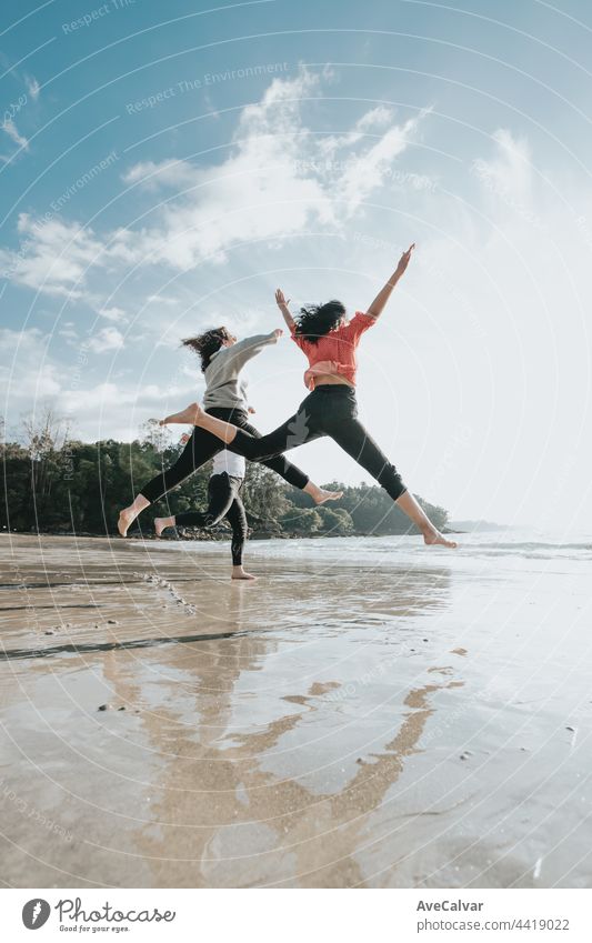 Glückliche Frauen Freunde läuft am Meer Strand während eines hellen Tages, Freunde glücklich entspannen, Spaß zu spielen am Strand in der Nähe von Meer, wenn Sonnenuntergang am Abend.