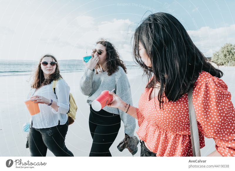 Glückliche junge Frauen lachend und lächelnd am Strand an einem Sommertag, den Urlaub genießen, Konzept der Freundschaft genießen die im Freien Freunde Party