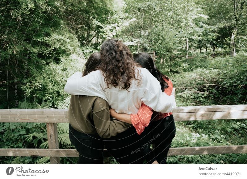 Drei Frauen umarmen sich, Liebe und Zuneigung Konzept, Wald, Freundschaft und Pflege Konzept junger Erwachsener Genuss Gleichstellung horizontal Lachen