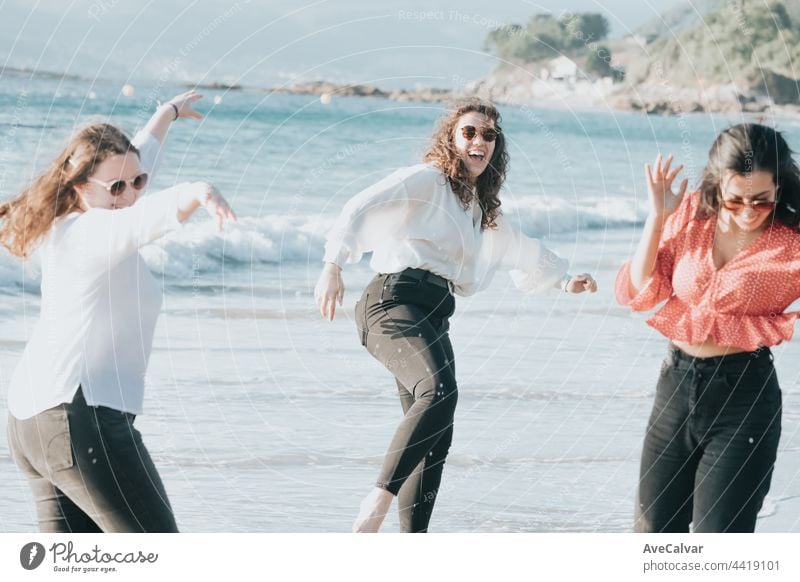 Glückliche junge Frauen lachend und lächelnd am Strand an einem Sommertag, den Urlaub genießen, Konzept der Freundschaft genießen die im Freien Freunde Party