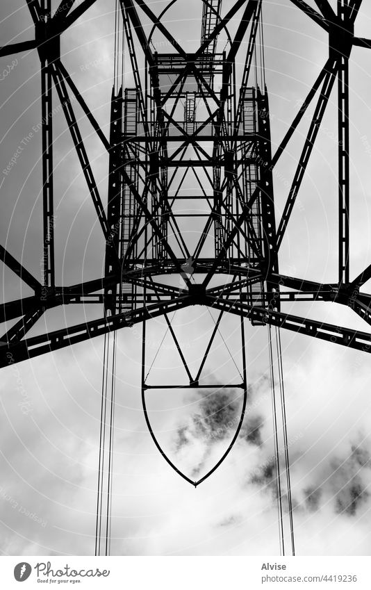 2021 07 10 San Martino di Castrozza Mast der Seilbahn 2 Berge u. Gebirge Dolomiten Italien Natur Verkehr Tourismus Himmel blau Transport Landschaft Pylon Alpen