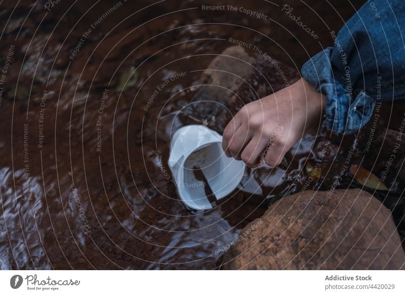 Freiwillige Erntehelfer holen Plastikglas aus dem Bach Freiwilliger Fluss Glas verschmutzen Umwelt anorganisch Natur Müll behüten pflücken konservieren bewahren