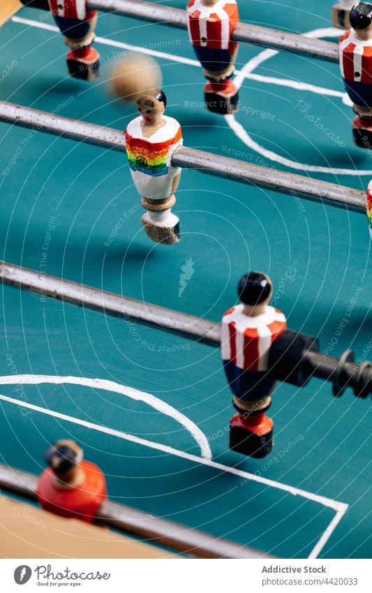 Teil eines alten Tischfußballs Fußball altehrwürdig Kicker retro hölzern Figur Miniatur Spieler altmodisch Nostalgie klassisch Design Stil Detailaufnahme